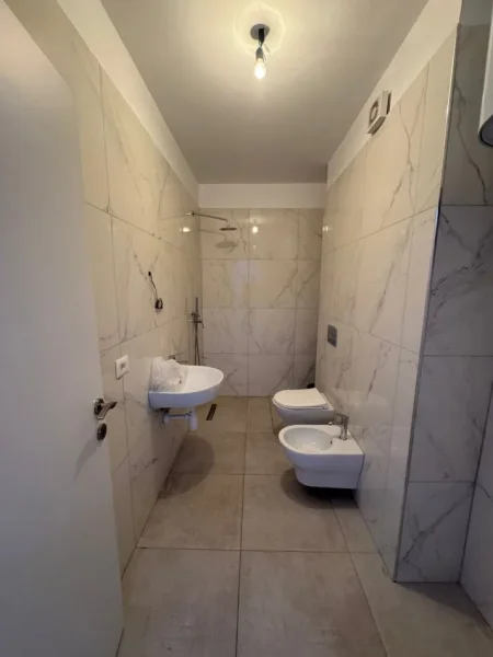 Tirane, jepet me qera zyre Kati 2, 60 m² 450 € (Rruga Kongresi i Manastirit)