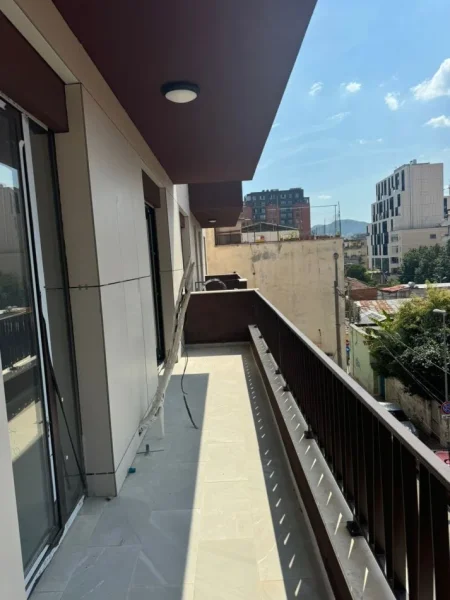 Tirane, jepet me qera ambjent biznesi Kati 2, 100 m² 700 € (Myslym Shyri)