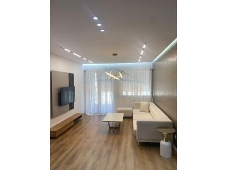 Tirane, shitet apartament 2+1+Ballkon Kati 5, 121 m² 265.000 € (prane Queen Hotel, mbi Kristal Center, AREA46050)