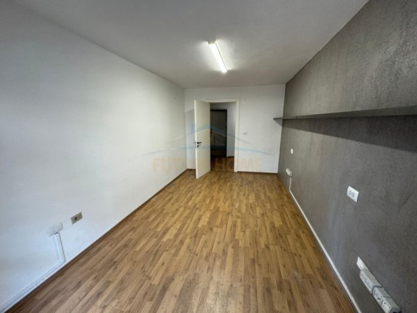 Tirane, jepet me qera apartament 2+1 Kati 2, 120 m² 800 € (Blloku)