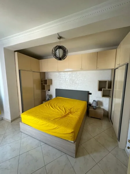 Tirane, jepet me qera apartament 1+1+Ballkon Kati 7, 60 m² 380 € (rruga Loni Ligori)