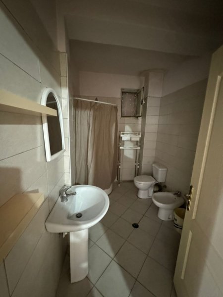 Tirane, jepet me qera apartament 1+1+Ballkon Kati 7, 60 m² 380 € (rruga Loni Ligori)