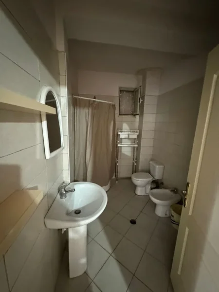 Tirane, jepet me qera apartament 1+1+Ballkon Kati 7, 60 m² 380 € (rruga Loni Ligori)