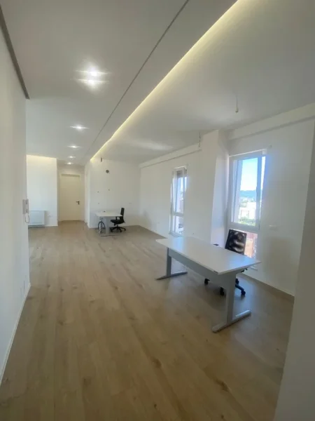 Tirane, jepet me qera zyre Kati 9, 140 m² 1.500 € (Qender)