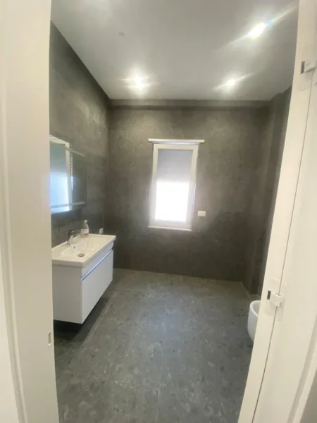 Tirane, jepet me qera zyre Kati 9, 140 m² 1.500 € (Qender)