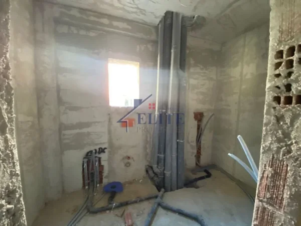 Tirane, shitet apartament 1+1+Ballkon Kati 2, 77 m² 170.000 € (Shkolla e Kuqe)