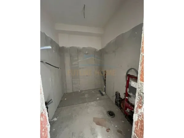Tirane, shitet apartament 2+1+Ballkon Kati 5, 105 m² (Barrikadave)