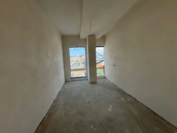 Tirane, shitet apartament 2+1+Ballkon Kati 5, 105 m² (Barrikadave)