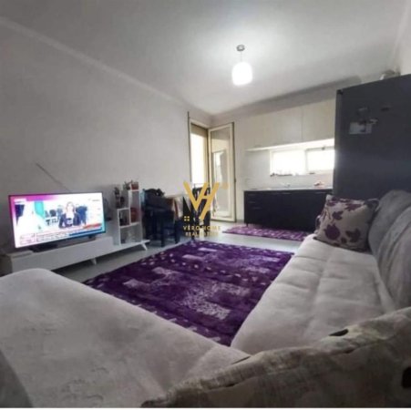 Tirane, jepet me qera apartament 2+1+Ballkon Kati 3, 85 m² 700 € (QENDRA KRISTAL)