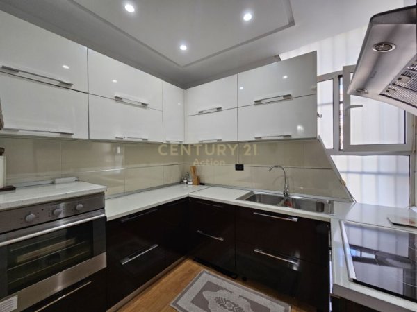 Tirane, jepet me qera apartament 2+1+Aneks+Ballkon Kati 12, 112 m² (ISH EKSPOZITA)
