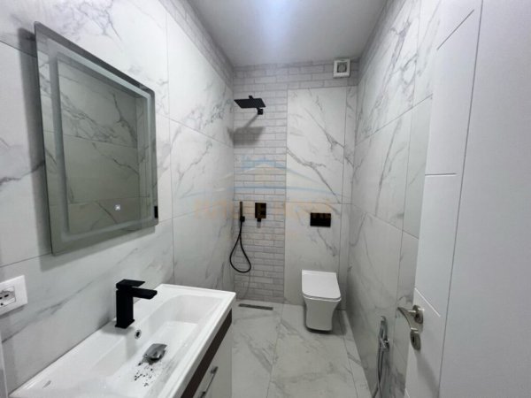Tirane, jepet me qera apartament 2+1+Ballkon Kati 11, 120 m² 1.200 € (Bllok)
