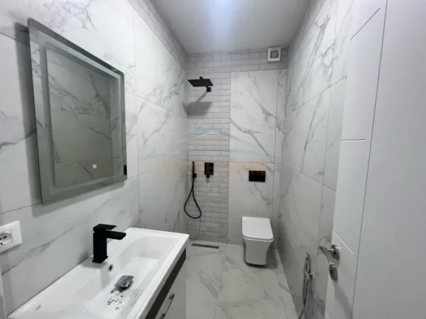 Tirane, jepet me qera apartament 2+1+Ballkon Kati 11, 120 m² 1.200 € (Bllok)