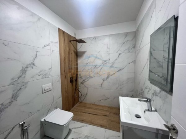 Tirane, jepet me qera apartament 2+1+Ballkon Kati 11, 120 m² 1.200 € (Bllok)
