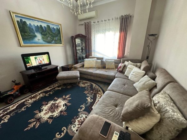 Tirane, shitet apartament 2+1+Ballkon Kati 1, 107 m² 200.000 € (Rruga Eduard Mano, Liqeni i Thate)