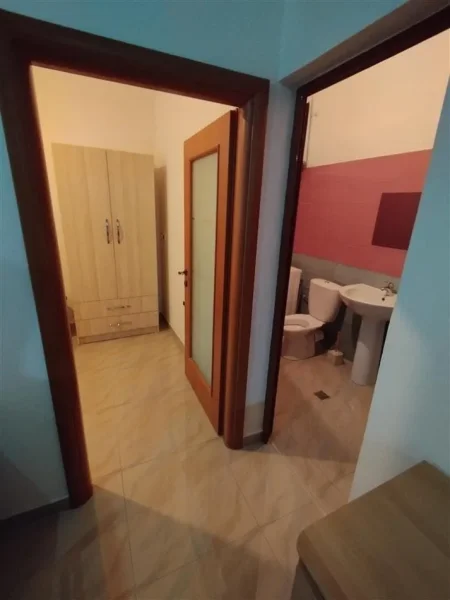 Tirane, jepet me qera apartament 1+1 Kati 1, 45 m² 270 € (Muhamed Deliu)
