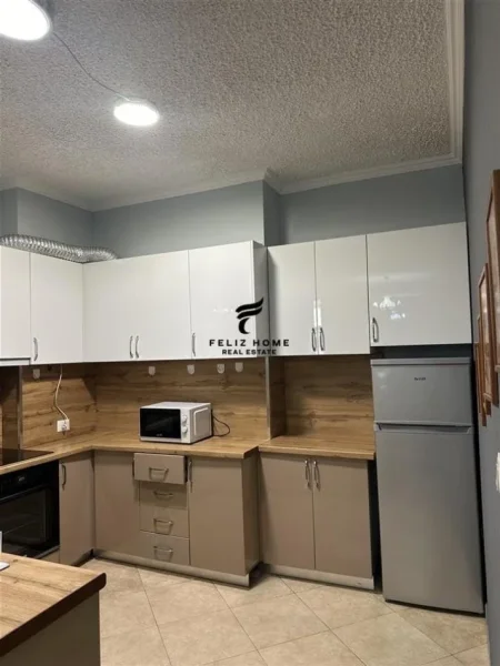 Tirane, jepet me qera apartament 3+1 Kati 2, 160 m² 90.000 LEKE (RRUGA E KOSOVAREVE)