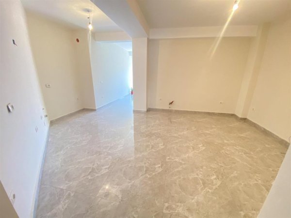 Tirane, jepet me qera zyre Kati 3, 106 m² 790 € (Reshit Çollaku)