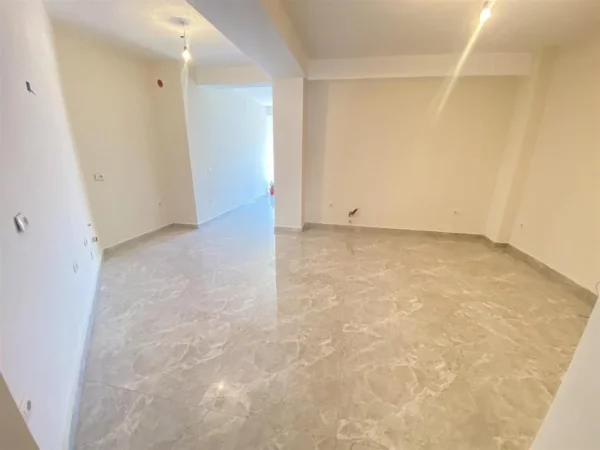 Tirane, jepet me qera zyre Kati 3, 106 m² 790 € (Reshit Çollaku)