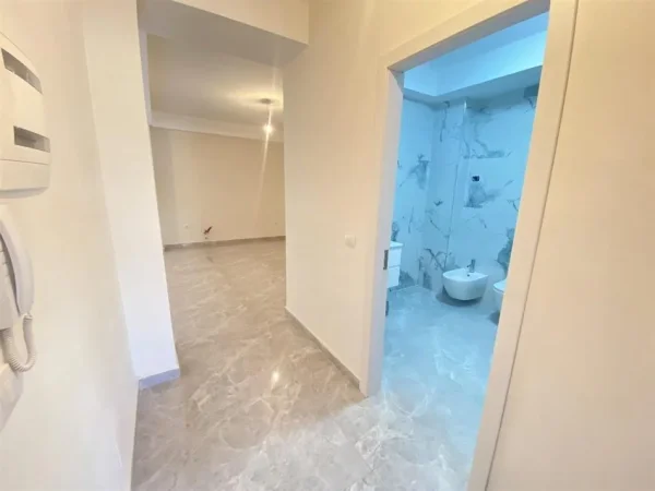 Tirane, jepet me qera zyre Kati 3, 106 m² 790 € (Reshit Çollaku)