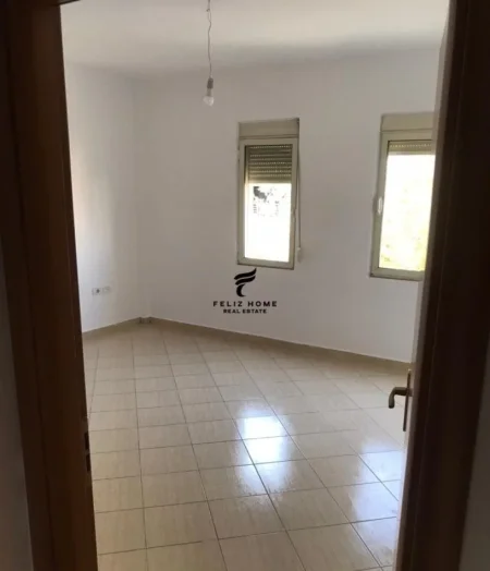 Tirane, jepet me qera apartament 2+1 Kati 3, 90 m² 650 € (KOMUNA E PARISIT)