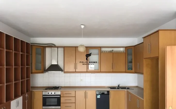 Tirane, jepet me qera apartament 2+1 Kati 3, 90 m² 650 € (KOMUNA E PARISIT)