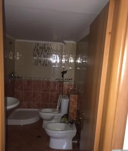 Tirane, jepet me qera apartament 2+1 Kati 3, 90 m² 650 € (KOMUNA E PARISIT)