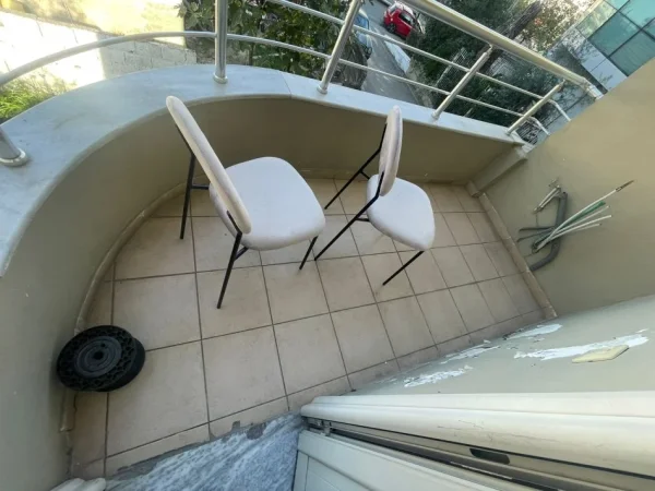 Tirane, jepet me qera apartament 1+1+Ballkon Kati 2, 60 m² 430 € (rruga Frang Bardhi, 50m nga rrethrrotullimi i Selites)