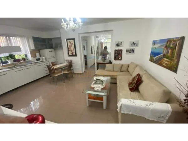 Tirane, shitet apartament 3+1 Kati 2, 107 m² 140.000 € (Rruga Idriz Dollaku)