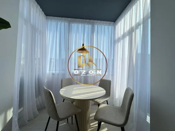Apartament 1+1 Modern për Qera tek Komuna e Parisit, me Pamje të Kopshtit Botanik!