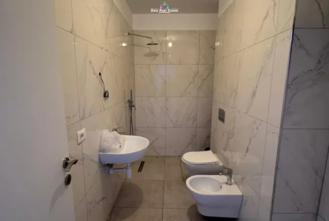 Tirane, jepet me qera zyre Kati 2, 62 m² 450 € (Kongresi i Manastirit)