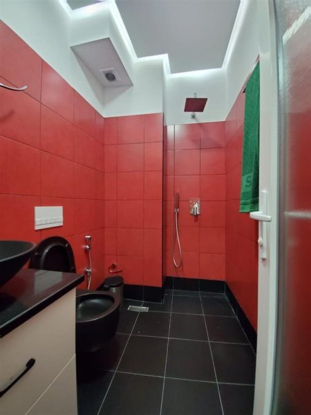 Tirane, jepet me qera apartament 2+1+Ballkon Kati 1, 100 m² 800 € (Rruga e dibres prane viles gold)