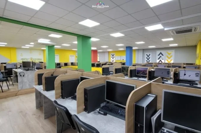 Tirane, jepet me qera zyre Kati 1, 560 m² 7.000 € (rruga e Kavajes)