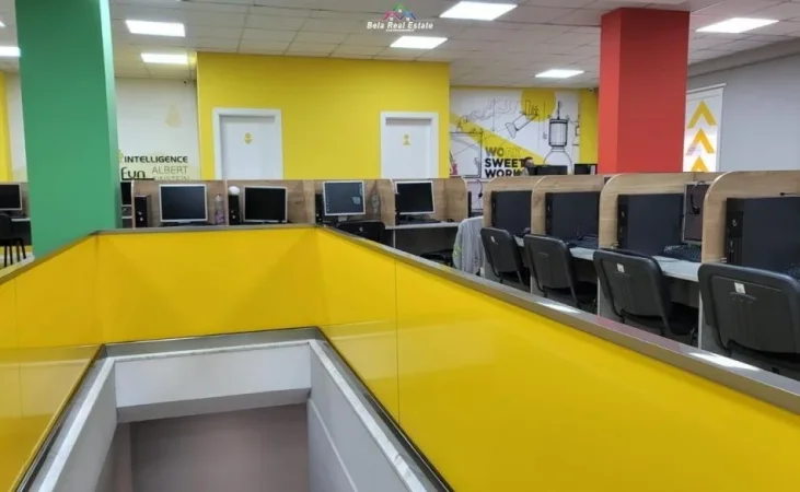 Tirane, jepet me qera zyre Kati 1, 560 m² 7.000 € (rruga e Kavajes)