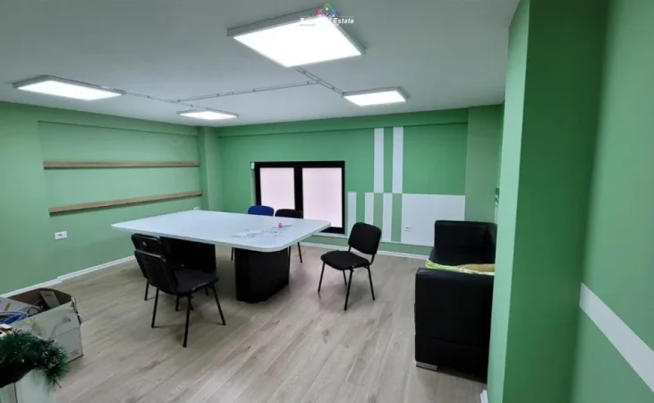 Tirane, jepet me qera zyre Kati 1, 560 m² 7.000 € (rruga e Kavajes)
