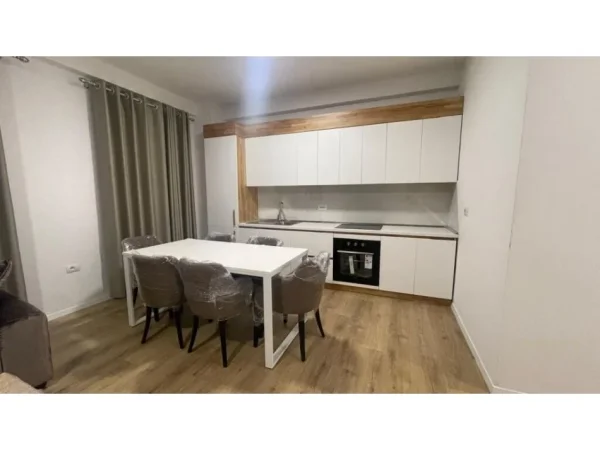 Tirane, jepet me qera apartament 2+1+Aneks+Ballkon Kati 4, 106 m² 800 € (Universiteti Europian)
