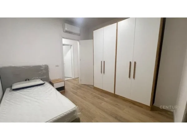 Tirane, jepet me qera apartament 2+1+Aneks+Ballkon Kati 4, 106 m² 800 € (Universiteti Europian)