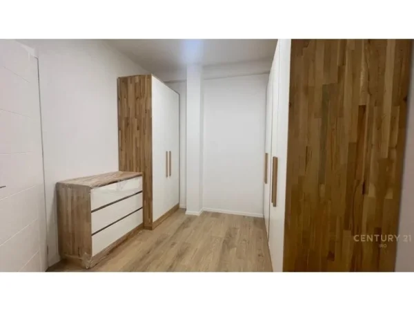 Tirane, jepet me qera apartament 2+1+Aneks+Ballkon Kati 4, 106 m² 800 € (Universiteti Europian)