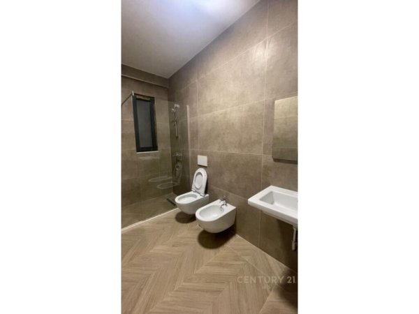 Tirane, jepet me qera apartament 2+1+Aneks+Ballkon Kati 4, 106 m² 800 € (Universiteti Europian)