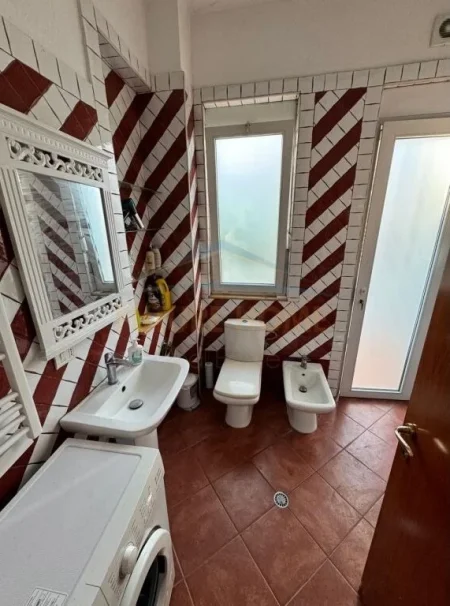 Tirane, jepet me qera apartament 2+1 Kati 2, 120 m² 750 € (Myslym Shyr)