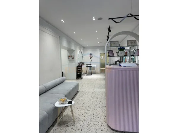 Tirane, jepet me qera ambjent biznesi Kati 0, 100 m² 1.500 € (Rruga Asim Vokshi)