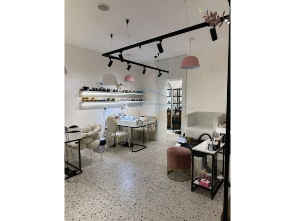 Tirane, jepet me qera ambjent biznesi Kati 0, 100 m² 1.500 € (Rruga Asim Vokshi)