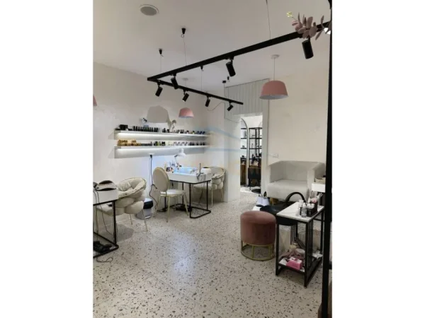 Tirane, jepet me qera ambjent biznesi Kati 0, 100 m² 1.500 € (Rruga Asim Vokshi)