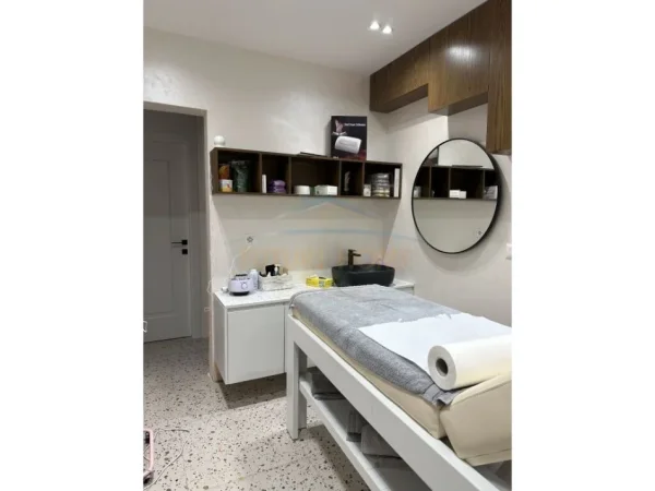 Tirane, jepet me qera ambjent biznesi Kati 0, 100 m² 1.500 € (Rruga Asim Vokshi)