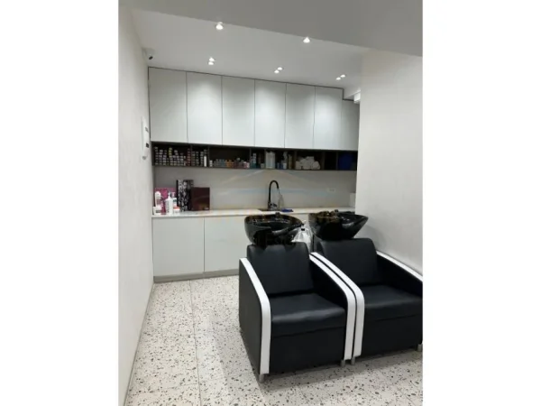 Tirane, jepet me qera ambjent biznesi Kati 0, 100 m² 1.500 € (Rruga Asim Vokshi)