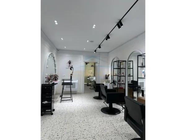 Tirane, jepet me qera ambjent biznesi Kati 0, 100 m² 1.500 € (Rruga Asim Vokshi)