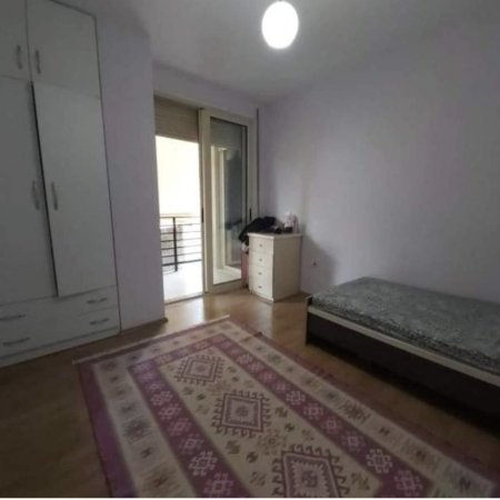 Tirane, jepet me qera apartament 2+1+Ballkon Kati 3, 90 m² 700 € (perballe Kristal Center ( Komuna Parisit))