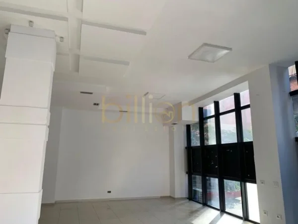 Tirane, jepet me qera ambjent biznesi Kati 0, 79 m² 1.000 € (Rruga Arkitekt Kasemi, Tirana, Albania)