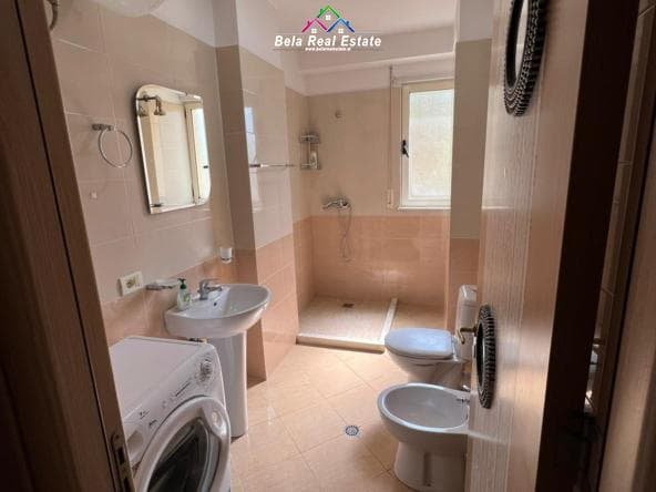 Tirane, jepet me qera apartament 1+1+Ballkon Kati 2, 85 m² 600 € (rruga Peti)
