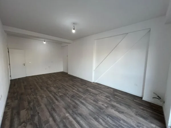 Tirane, jepet me qera zyre Kati 2, 114 m² 600 € (FARMACIA 10)