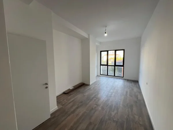 Tirane, jepet me qera zyre Kati 2, 114 m² 600 € (FARMACIA 10)